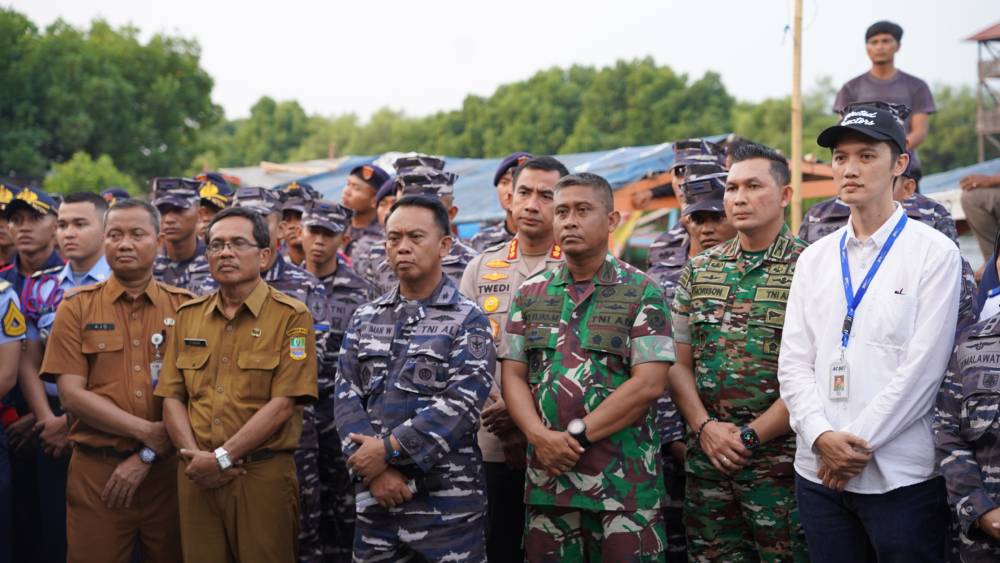 Tingkatkan Serapan Karbon, UT Group Berkolaborasi Bersama dengan Pemerintah Jawa Barat, TNI dan Polri Tanam 10.000 Mangrove di Muara Tawar