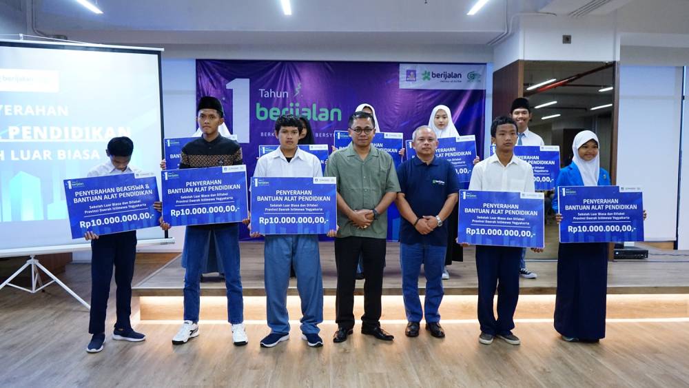 Syukuran HUT Pertama, Berijalan Salurkan Beasiswa dan Alat Pendidikan Untuk Siswa Difabel
