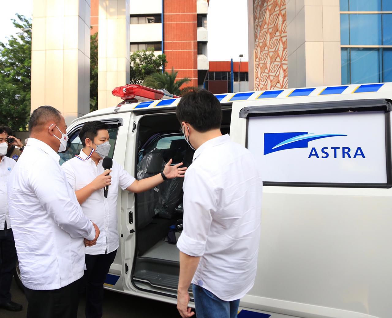 Astra Group Hands Over Ambulance Units to BNPB to Speed Up Mobilization of COVID-19 Patients