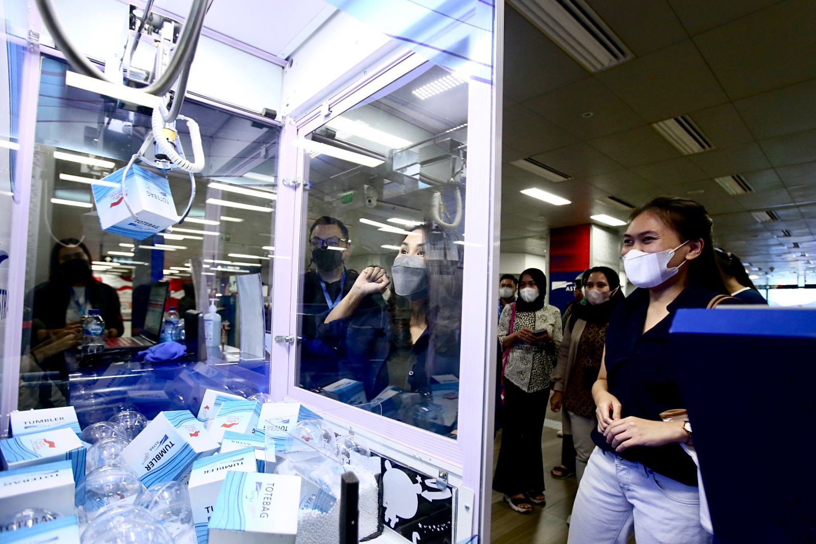 Kolaborasi Astra dan Arkiv Vilmansa Berikan Keceriaan Pada Pengunjung Stasiun MRT Setiabudi Astra