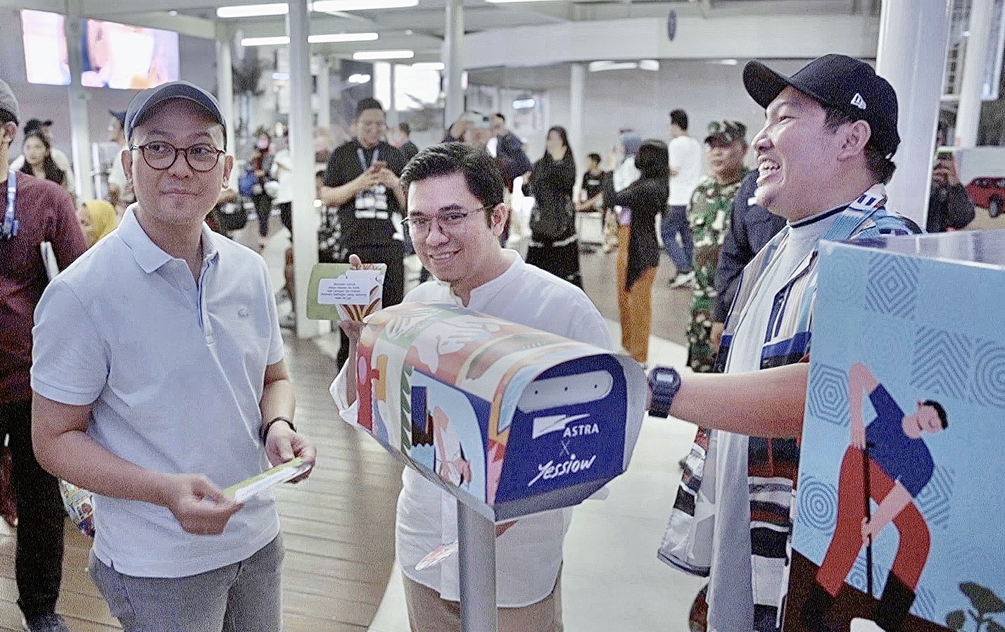 Temukan Semangat Barumu, Kolaborasi Astra Bersama Seniman Muda Yessiow di Halte Transjakarta Bundaran HI Astra