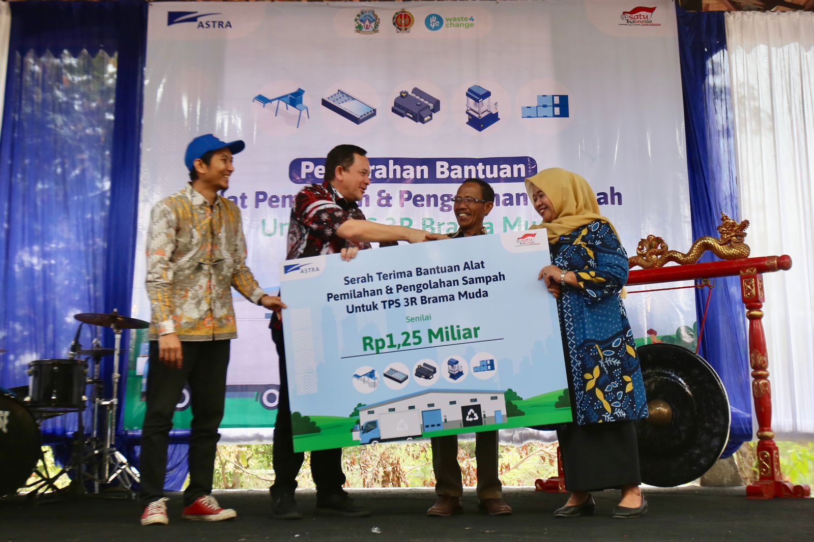 Astra Serahkan Alat Pemilahan dan Pengolahan Sampah ke TPS 3R Brama Muda, Yogyakarta