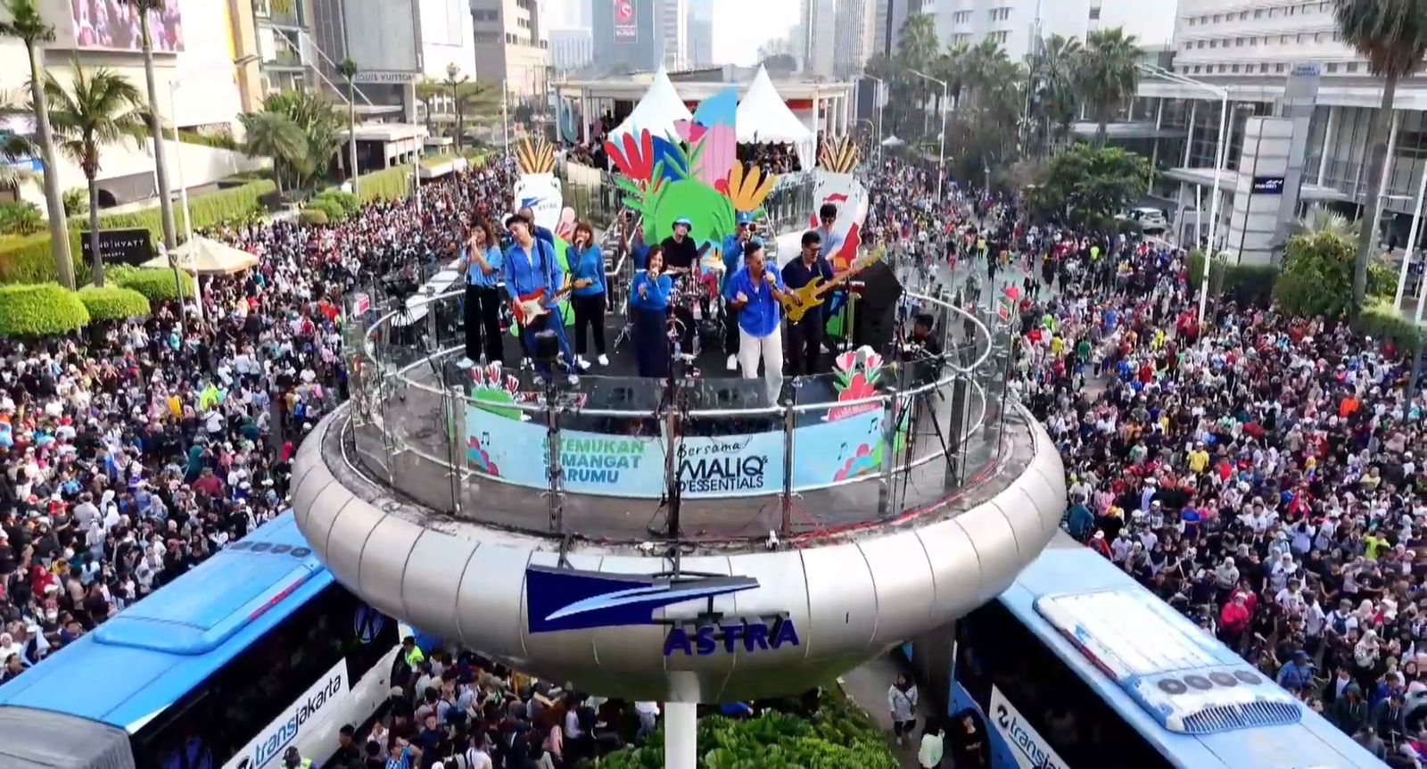 Kolaborasi Astra dan Maliq & D’Essentials, #TemukanSemangatBarumu di Halte Transjakarta Bundaran HI Astra