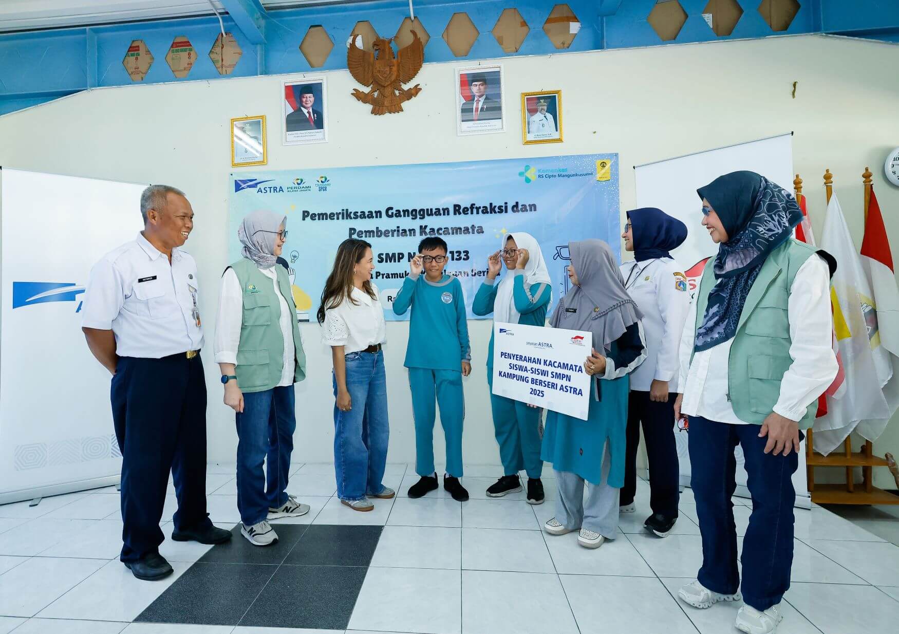 Kolaborasi Astra dan PERDAMI Dukung Penanggulangan Gangguan Refraksi Mata dan Pemberian Kacamata di Kampung Berseri Astra