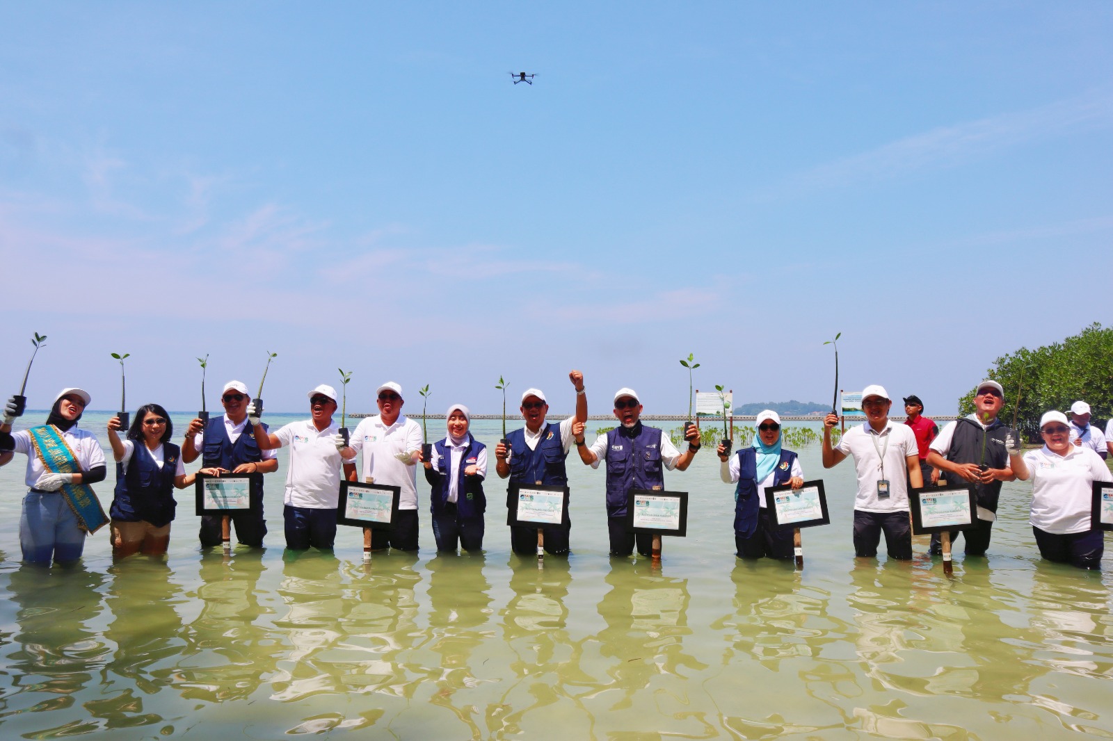 Insan Astra Wujudkan Donasi Healthy Life Challenge melalui Aksi Relawan di Kampung Berseri Astra Pulau Pramuka