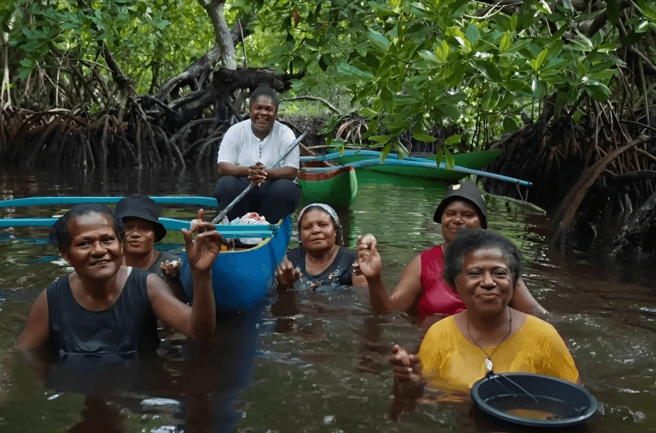 Astra dan Masyarakat Enggros Wujudkan Pemulihan Pesisir dan Pemberdayaan Kampung Adat Papua