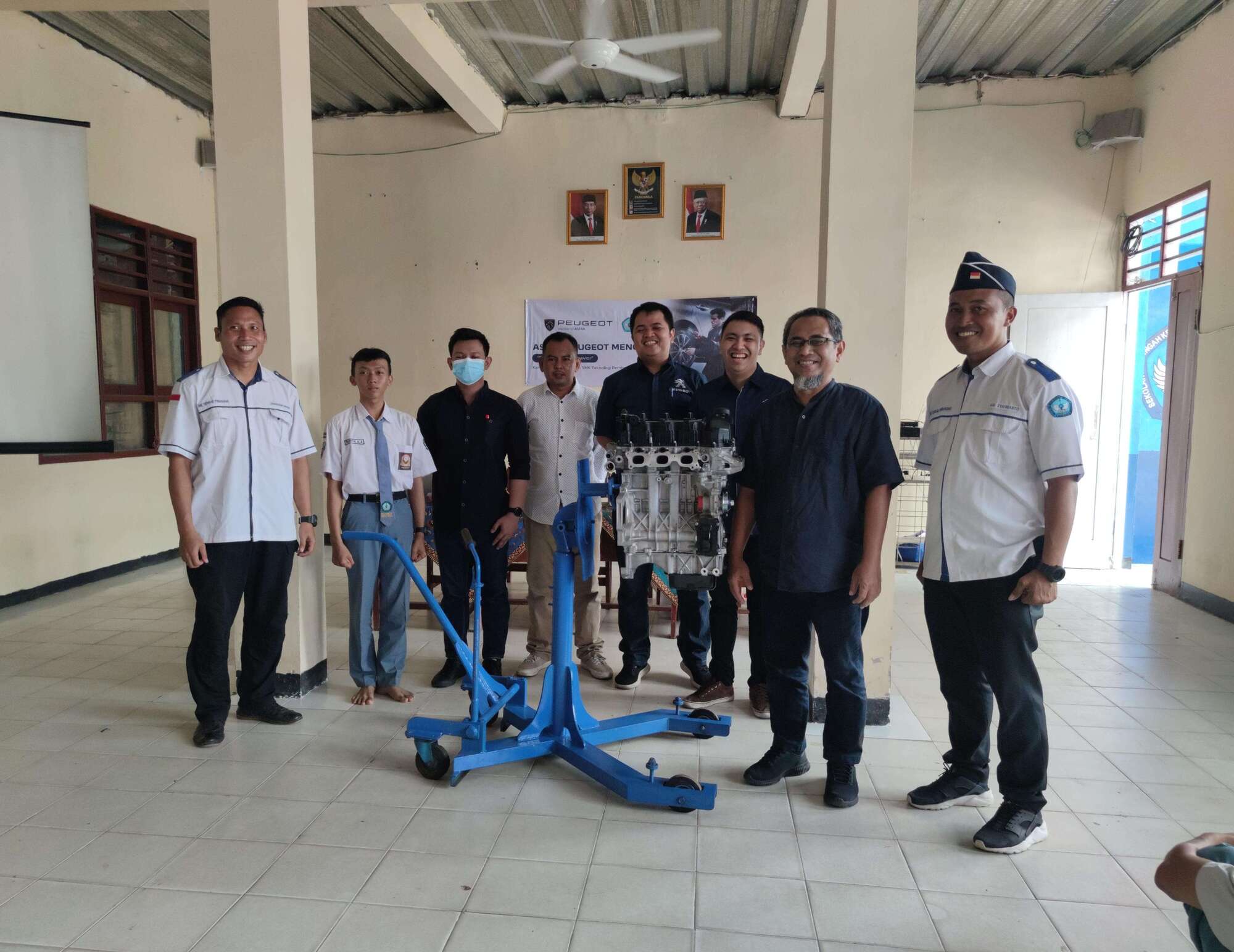 Astra Peugeot Donasikan Mesin untuk SMK Teknologi Pembangunan