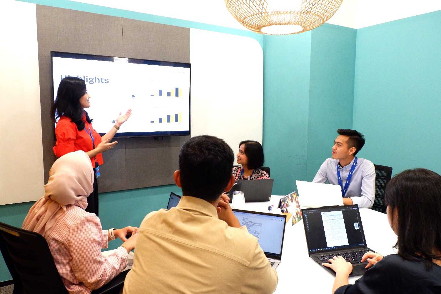 Budaya Kerja Positif: Fondasi Tim Kolaboratif dan Berdedikasi