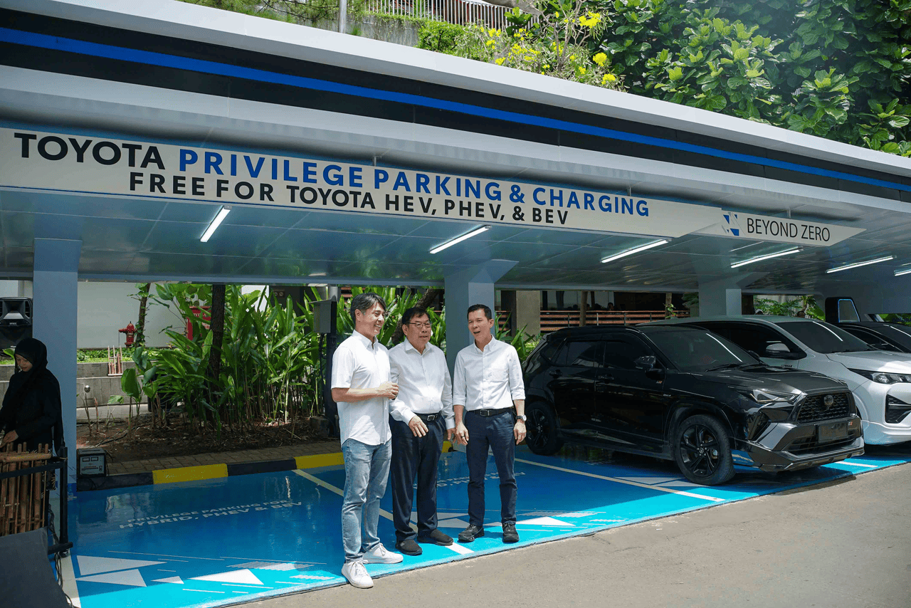 Fasilitas Toyota Privilege Parking & Charging Hadir di Kawasan Hypersquare Paskal, Bandung, Jawa Barat, Komitmen Toyota Memperluas Dukungan kepada Mobilitas Kendaraan Elektrifikasi 